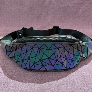Luminous Geometric Holographic Reflective Waist Fanny Packs Travel Belt Bag
